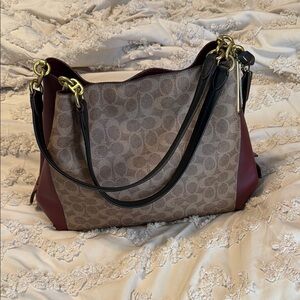 NEW Women's Coach shoulder bag Burgundy and Beige